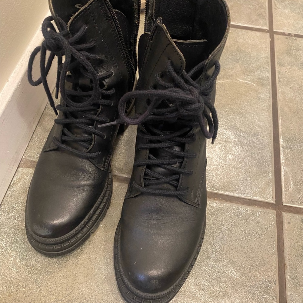 Boots - Picture 3 of 4